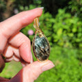 Pendentif en séraphinite wire wrapping doré – 4,9 cm