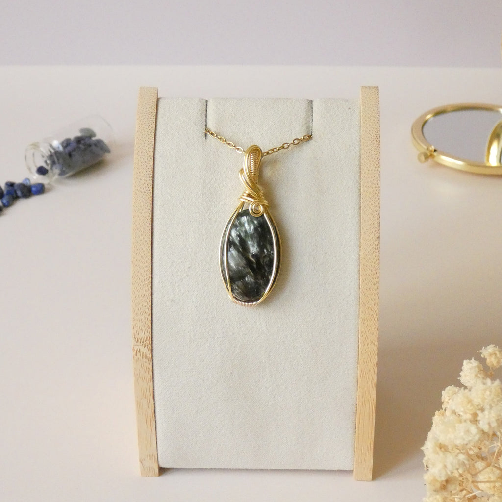 Pendentif en séraphinite wire wrapping doré – 4,9 cm