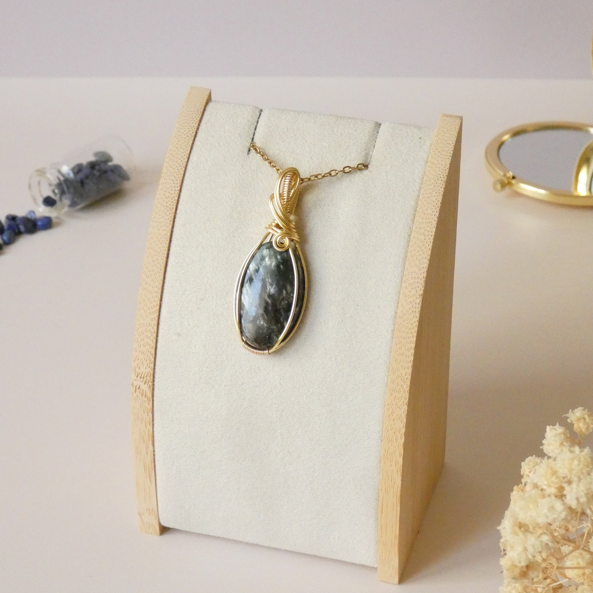 Pendentif en séraphinite wire wrapping doré – 4,9 cm