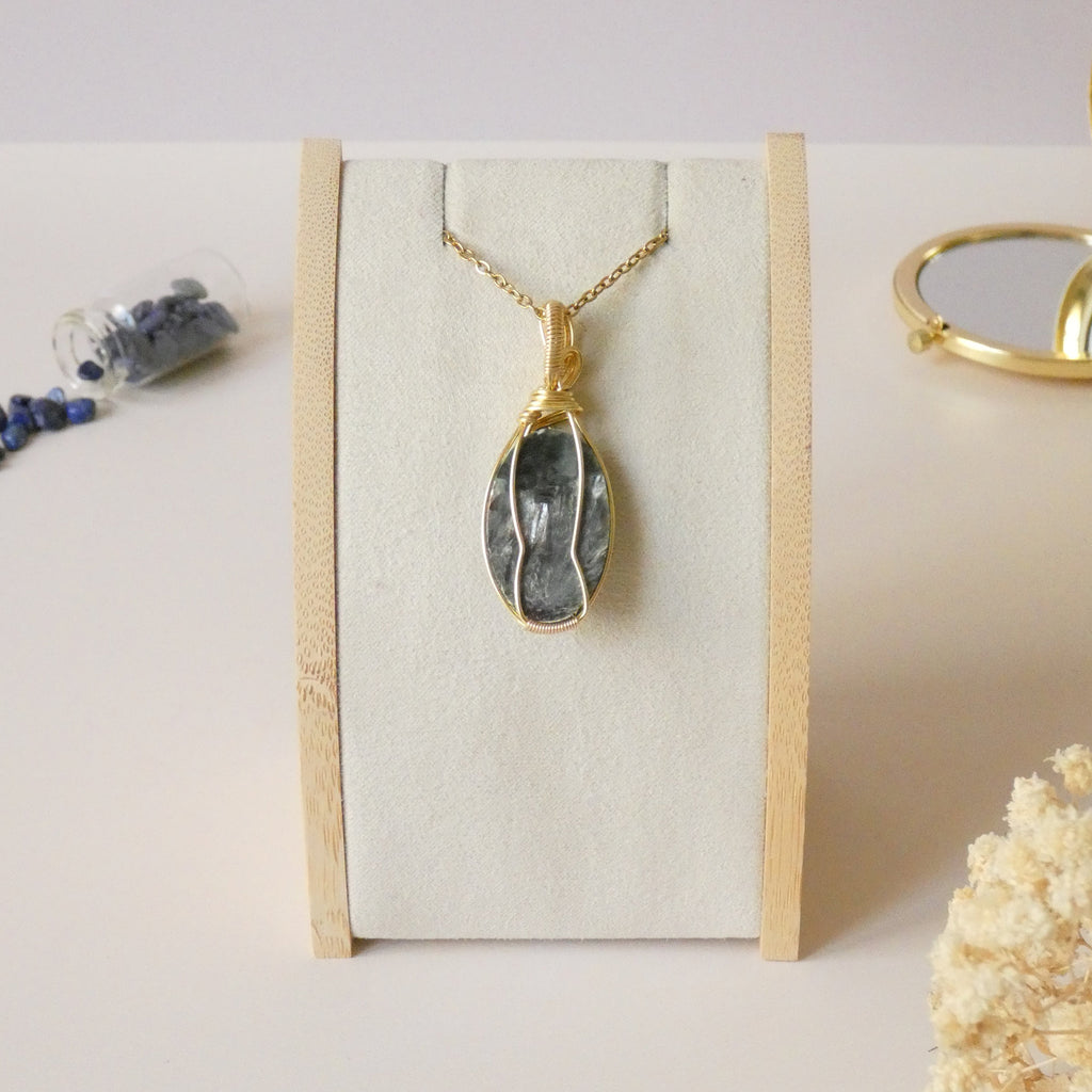 Pendentif en séraphinite wire wrapping doré – 4,9 cm