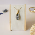 Pendentif en séraphinite wire wrapping doré – 4,9 cm