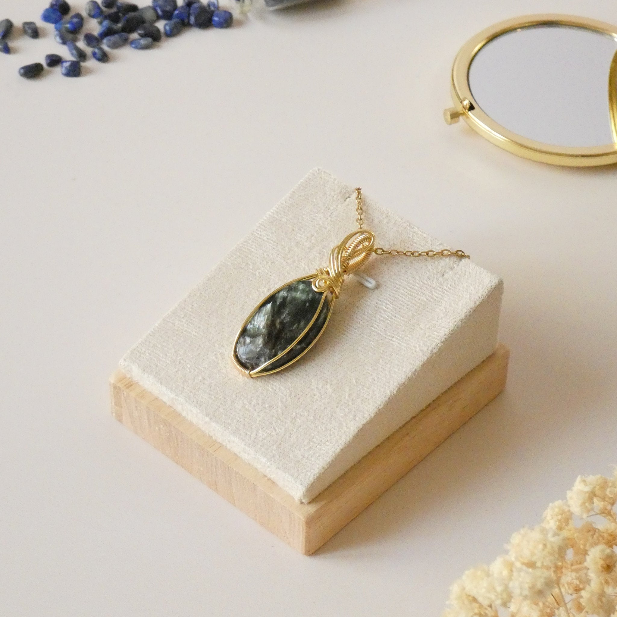 Pendentif en séraphinite wire wrapping doré – 4,9 cm