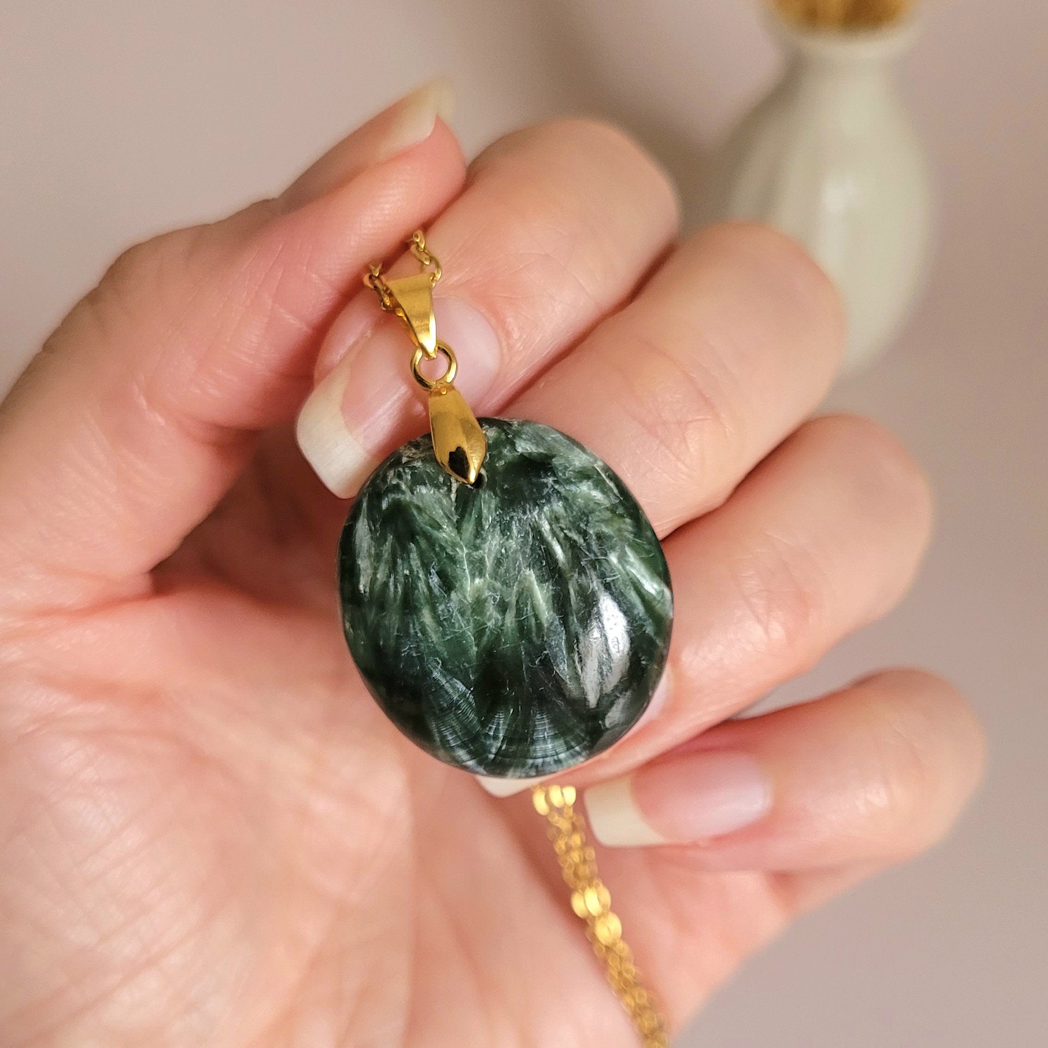 Pendentif en séraphinite bélière dorée – 2,7 cm - Bijou artisanal pierre naturelle