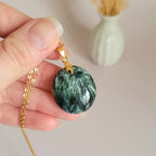 Pendentif en séraphinite bélière dorée – 2,7 cm - Bijou artisanal pierre naturelle