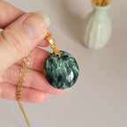 Pendentif en séraphinite bélière dorée – 2,7 cm - Bijou artisanal pierre naturelle