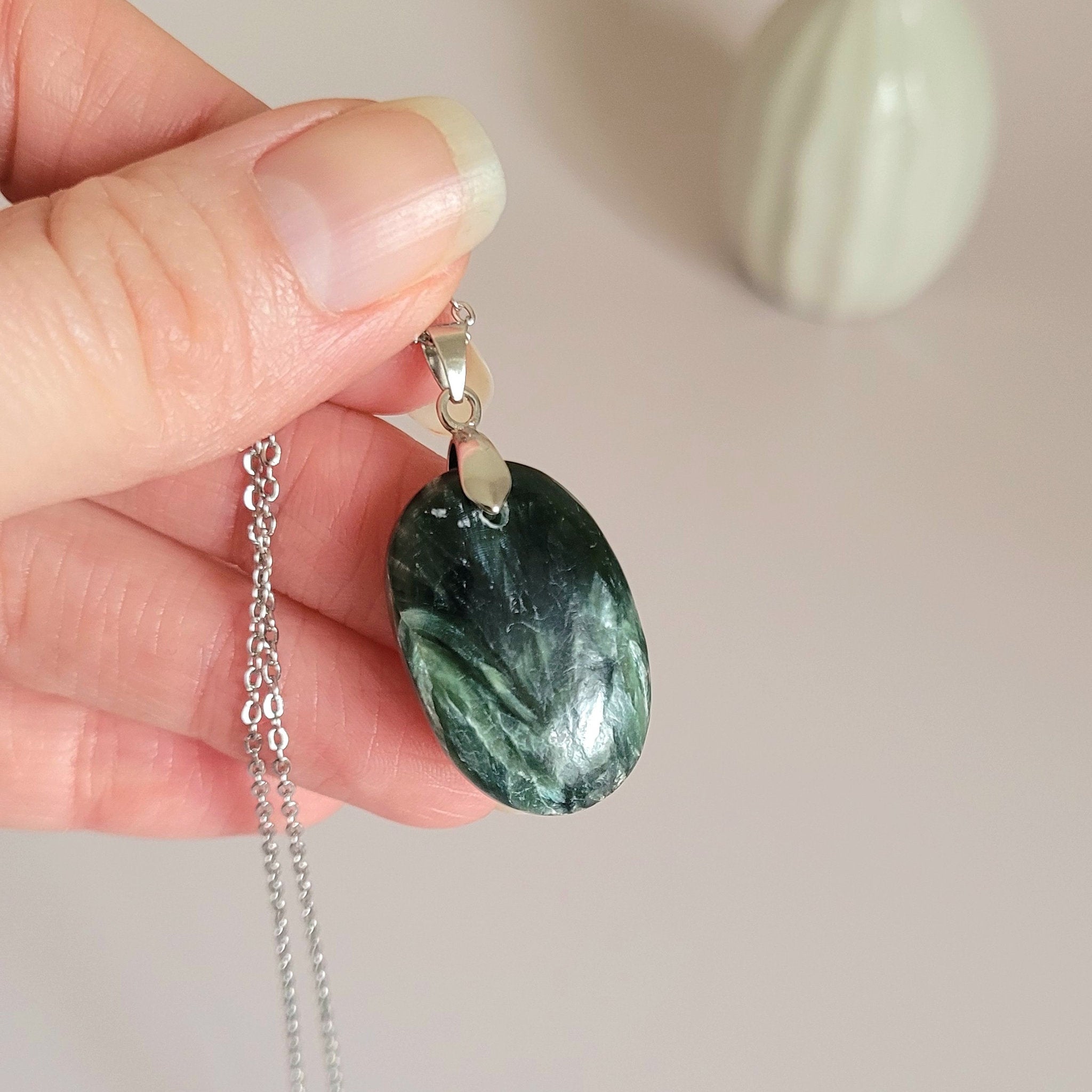 Pendentif en séraphinite bélière argentée – 2,7 cm - Bijou artisanal pierre naturelle