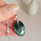 Pendentif en séraphinite bélière argentée – 2,7 cm - Bijou artisanal pierre naturelle