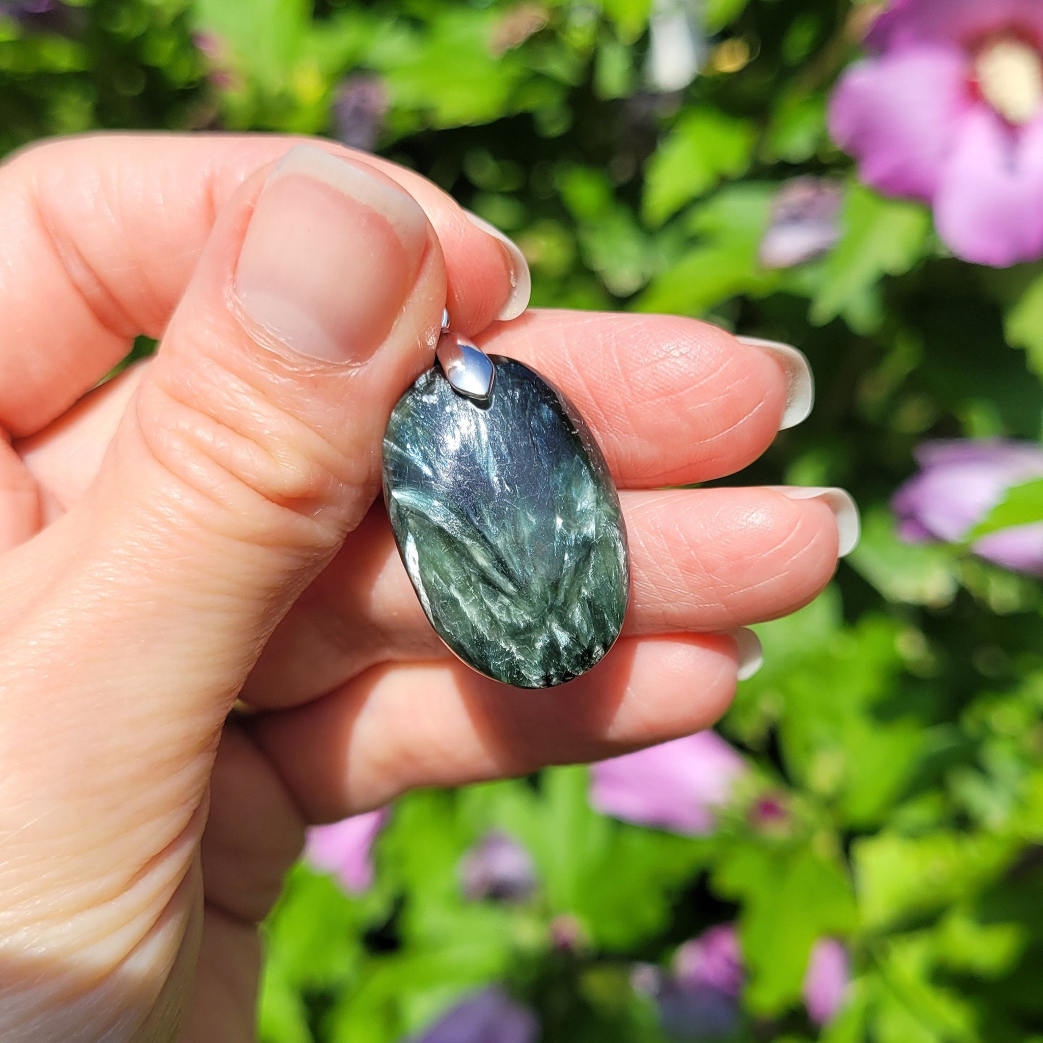 Pendentif en séraphinite bélière argentée – 2,7 cm - Bijou artisanal pierre naturelle