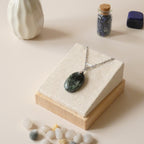 Pendentif en séraphinite bélière argentée – 2,7 cm - Bijou artisanal pierre naturelle