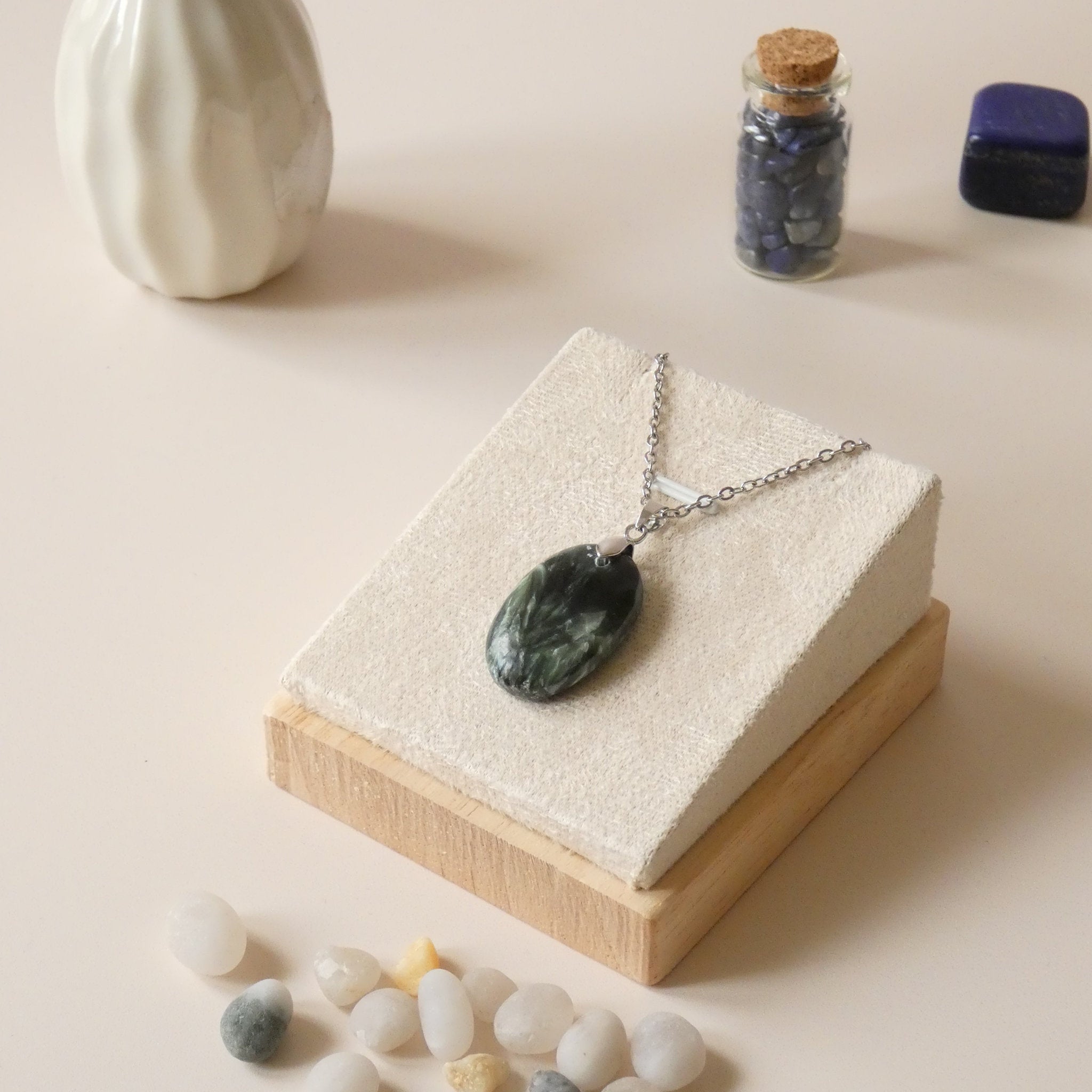 Pendentif en séraphinite bélière argentée – 2,7 cm - Bijou artisanal pierre naturelle