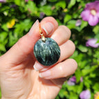 Pendentif en séraphinite bélière dorée – 2,7 cm - Bijou artisanal pierre naturelle