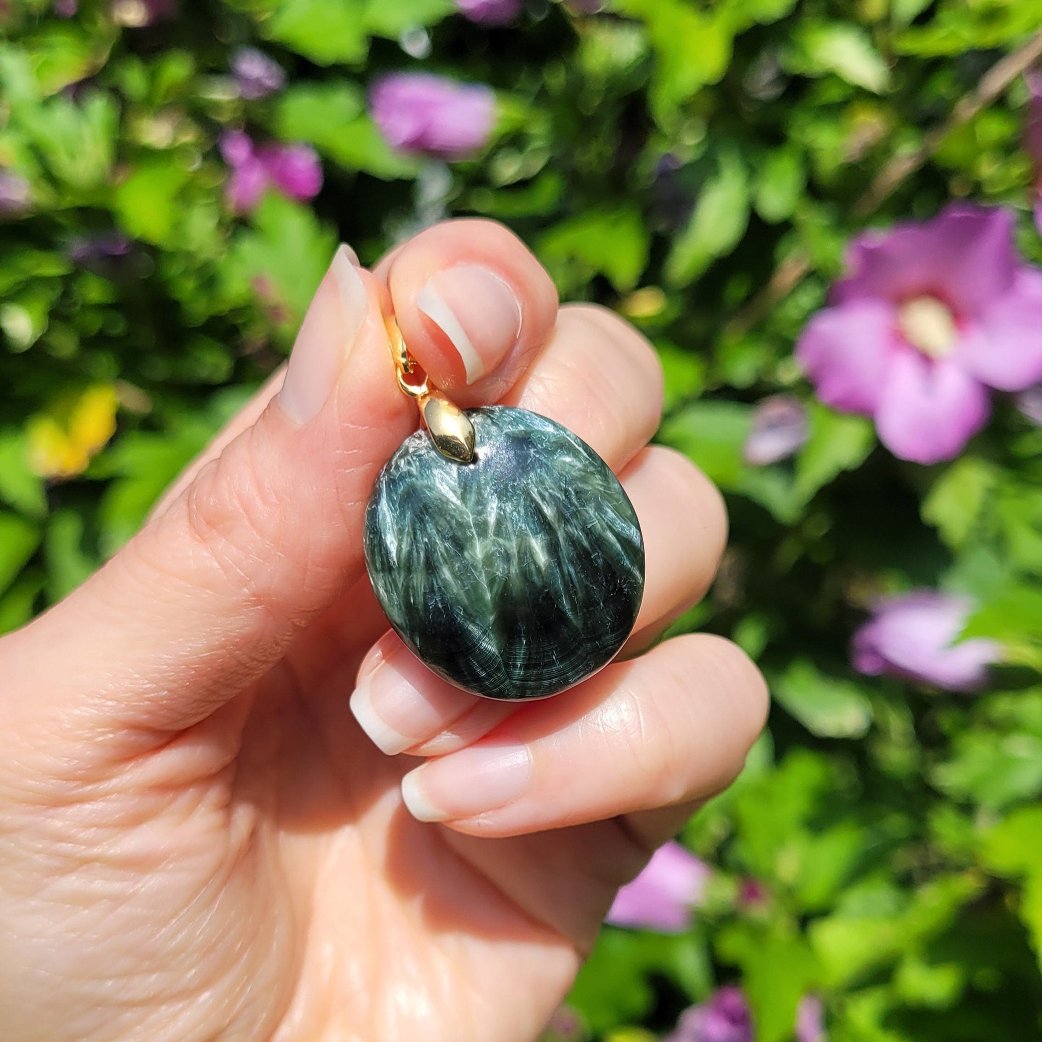 Pendentif en séraphinite bélière dorée – 2,7 cm - Bijou artisanal pierre naturelle