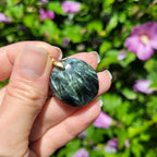 Pendentif en séraphinite bélière dorée – 2,7 cm - Bijou artisanal pierre naturelle