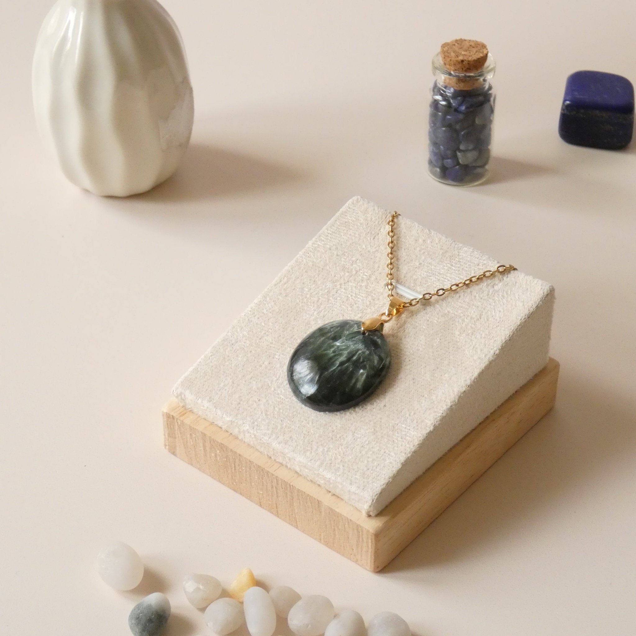 Pendentif en séraphinite bélière dorée – 2,7 cm - Bijou artisanal pierre naturelle