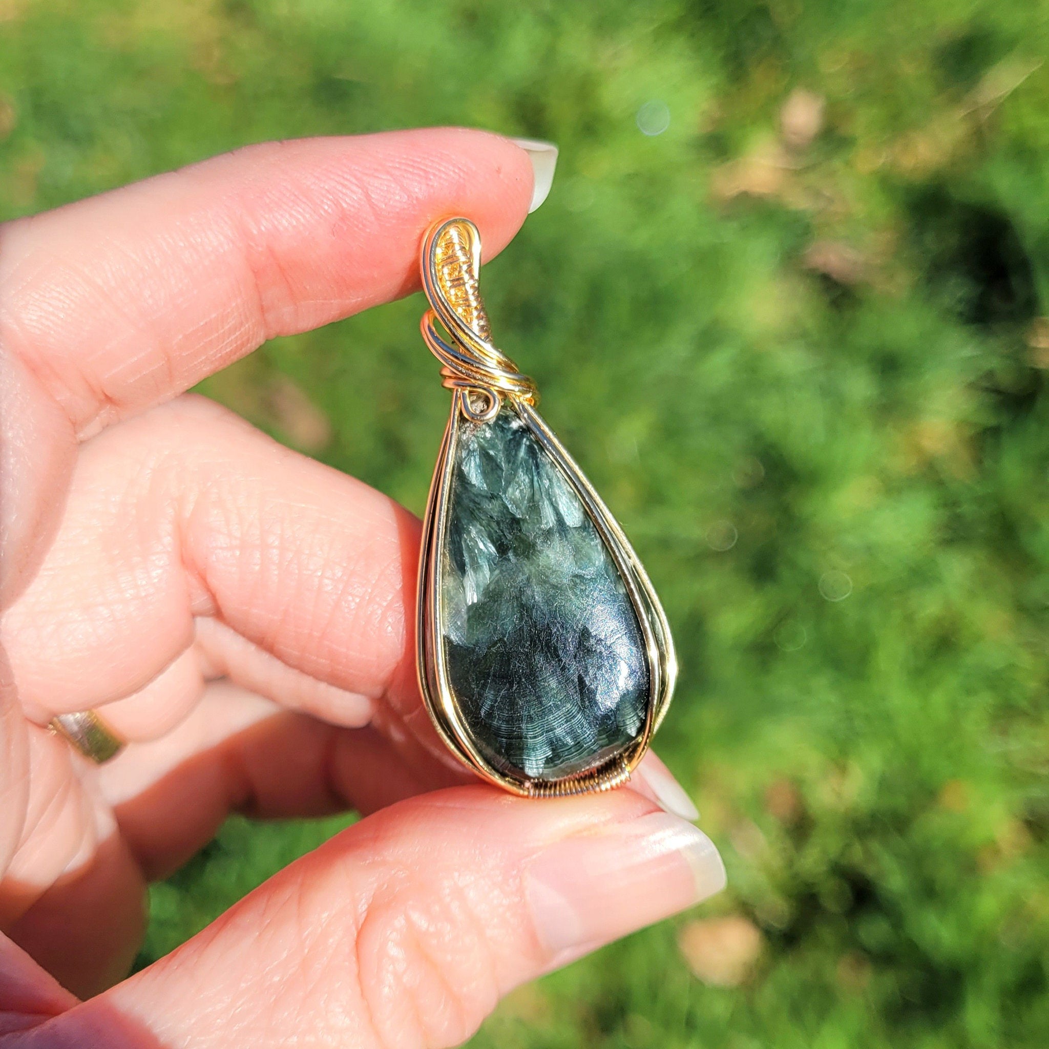 Pendentif en séraphinite – 4,8 cm – Wire wrapping doré