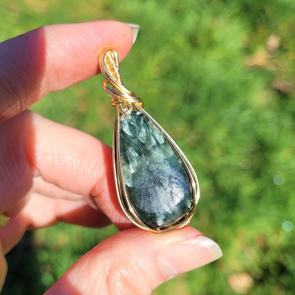 Pendentif en séraphinite – 4,8 cm – Wire wrapping doré