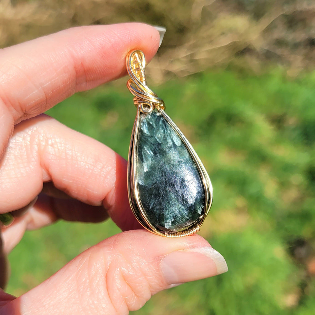 Pendentif en séraphinite – 4,8 cm – Wire wrapping doré