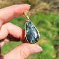 Pendentif en séraphinite – 4,8 cm – Wire wrapping doré