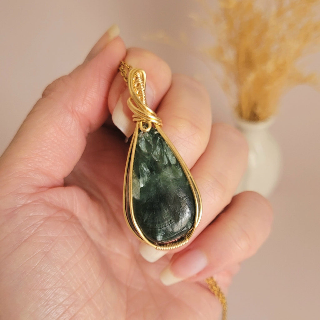 Pendentif en séraphinite – 4,8 cm – Wire wrapping doré