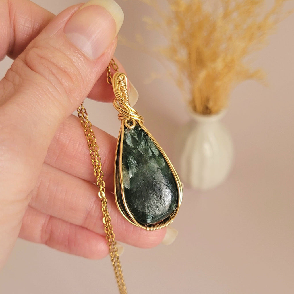 Pendentif en séraphinite – 4,8 cm – Wire wrapping doré