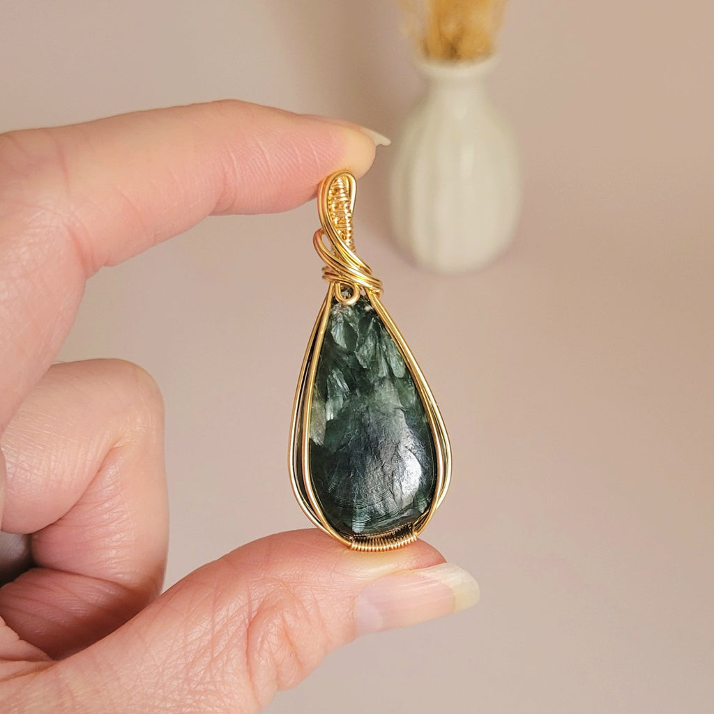 Pendentif en séraphinite – 4,8 cm – Wire wrapping doré