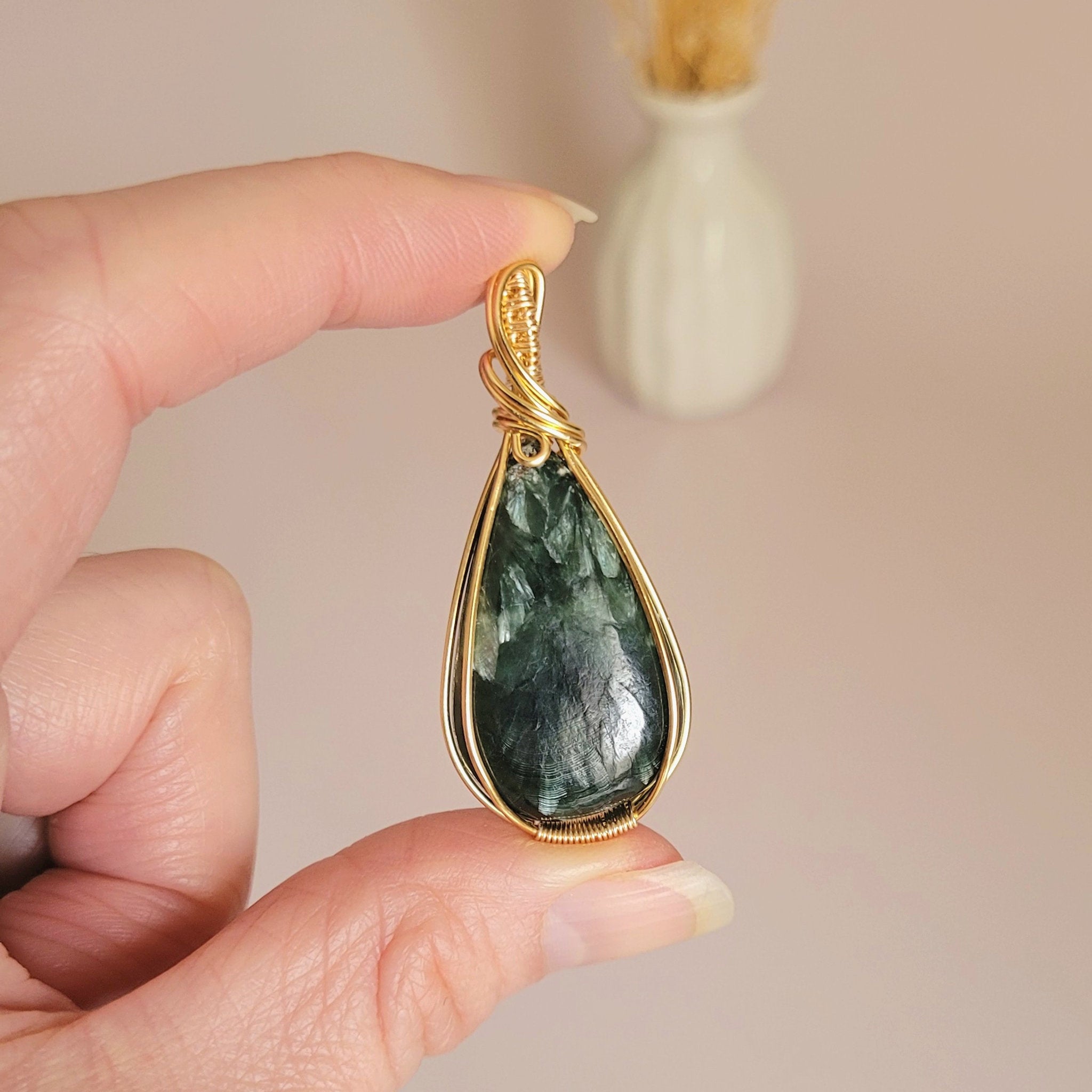 Pendentif en séraphinite – 4,8 cm – Wire wrapping doré
