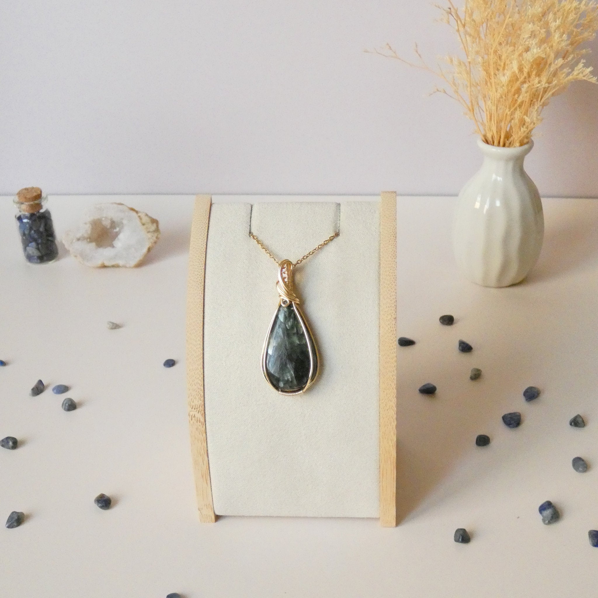 Pendentif en séraphinite – 4,8 cm – Wire wrapping doré