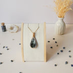 Pendentif en séraphinite – 4,8 cm – Wire wrapping doré