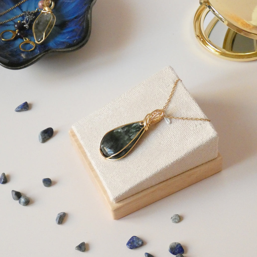 Pendentif en séraphinite – 4,8 cm – Wire wrapping doré