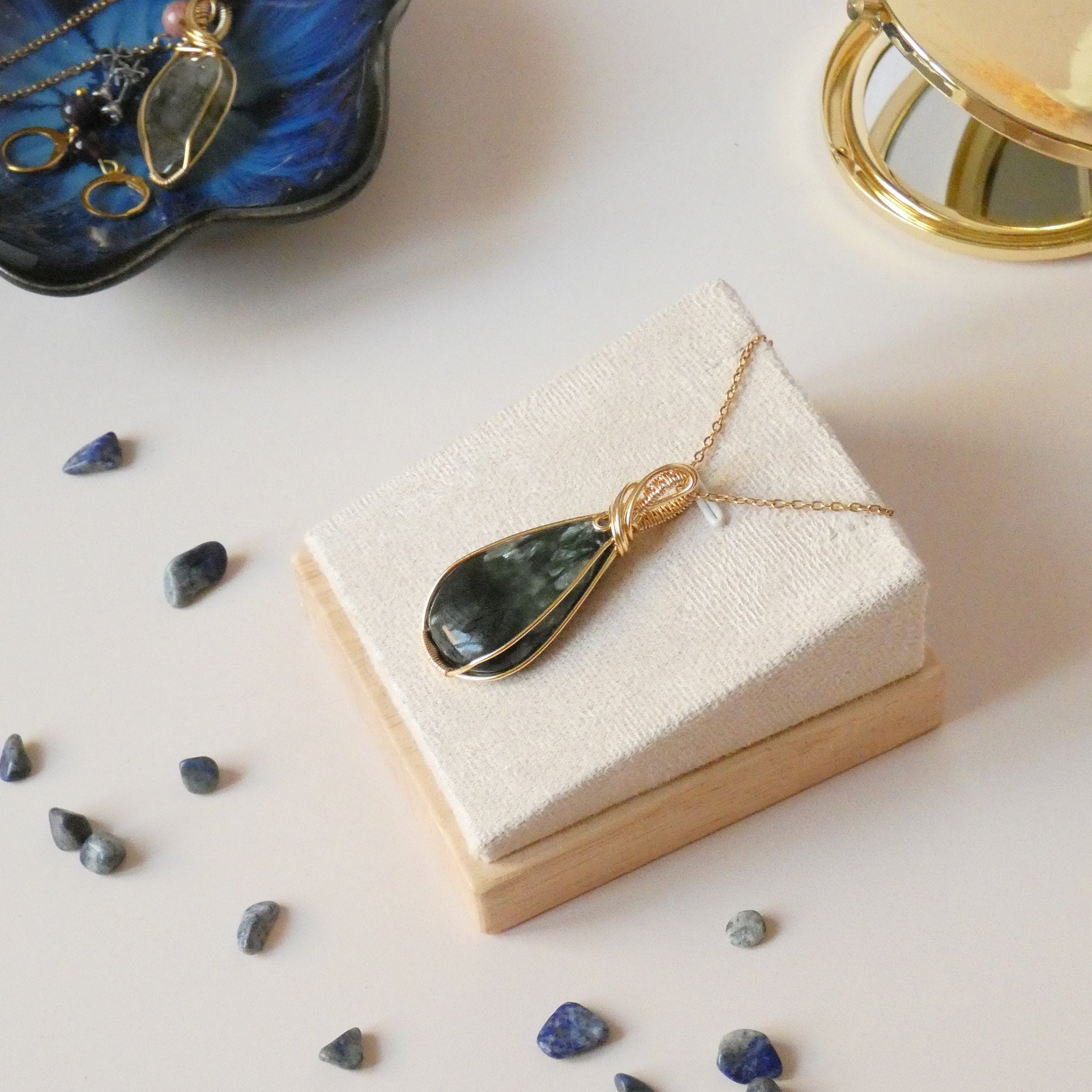 Pendentif en séraphinite – 4,8 cm – Wire wrapping doré