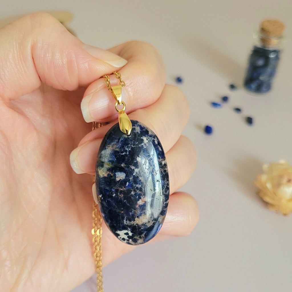 Pendentif sodalite 3,9 cm bélière dorée