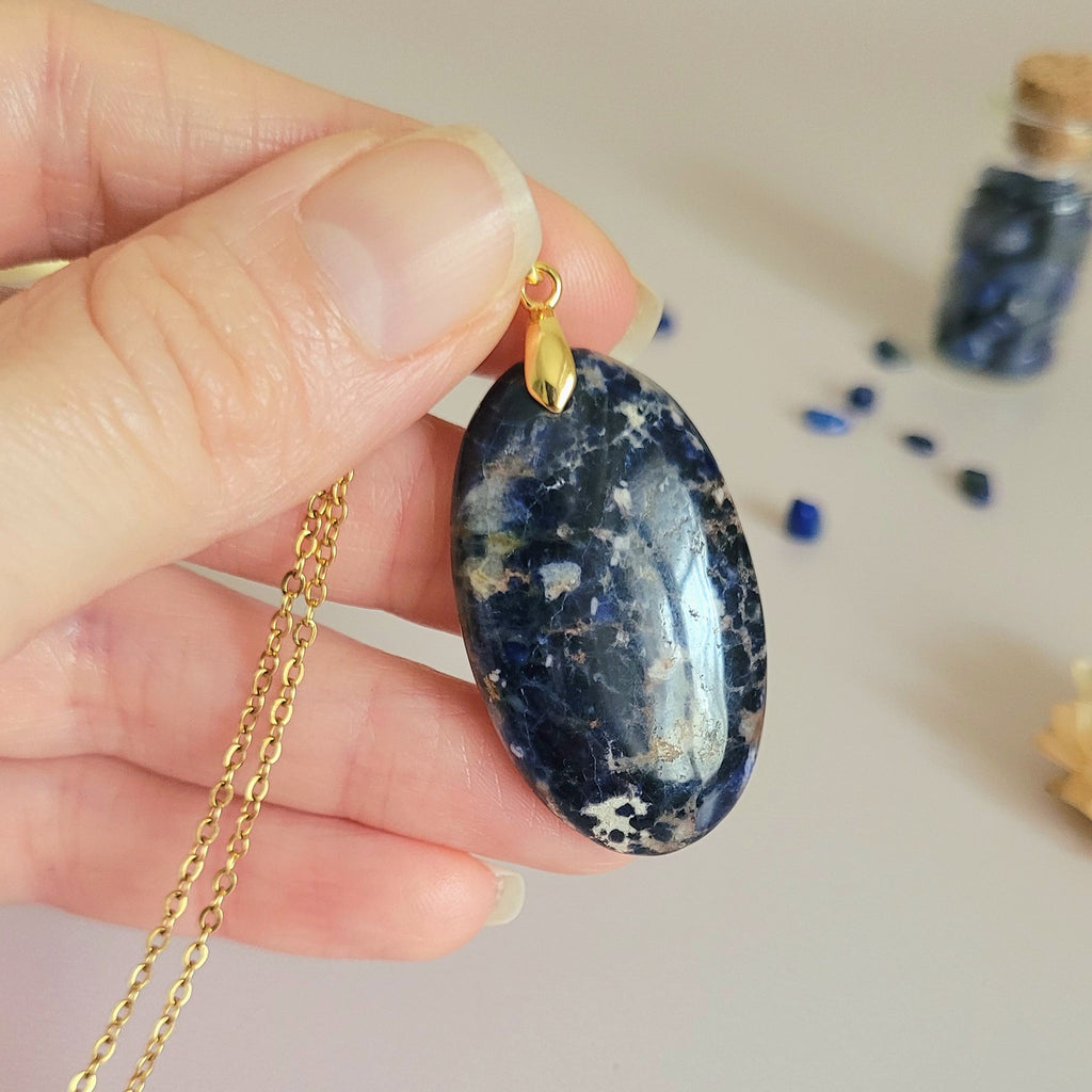 Pendentif sodalite 3,9 cm bélière dorée
