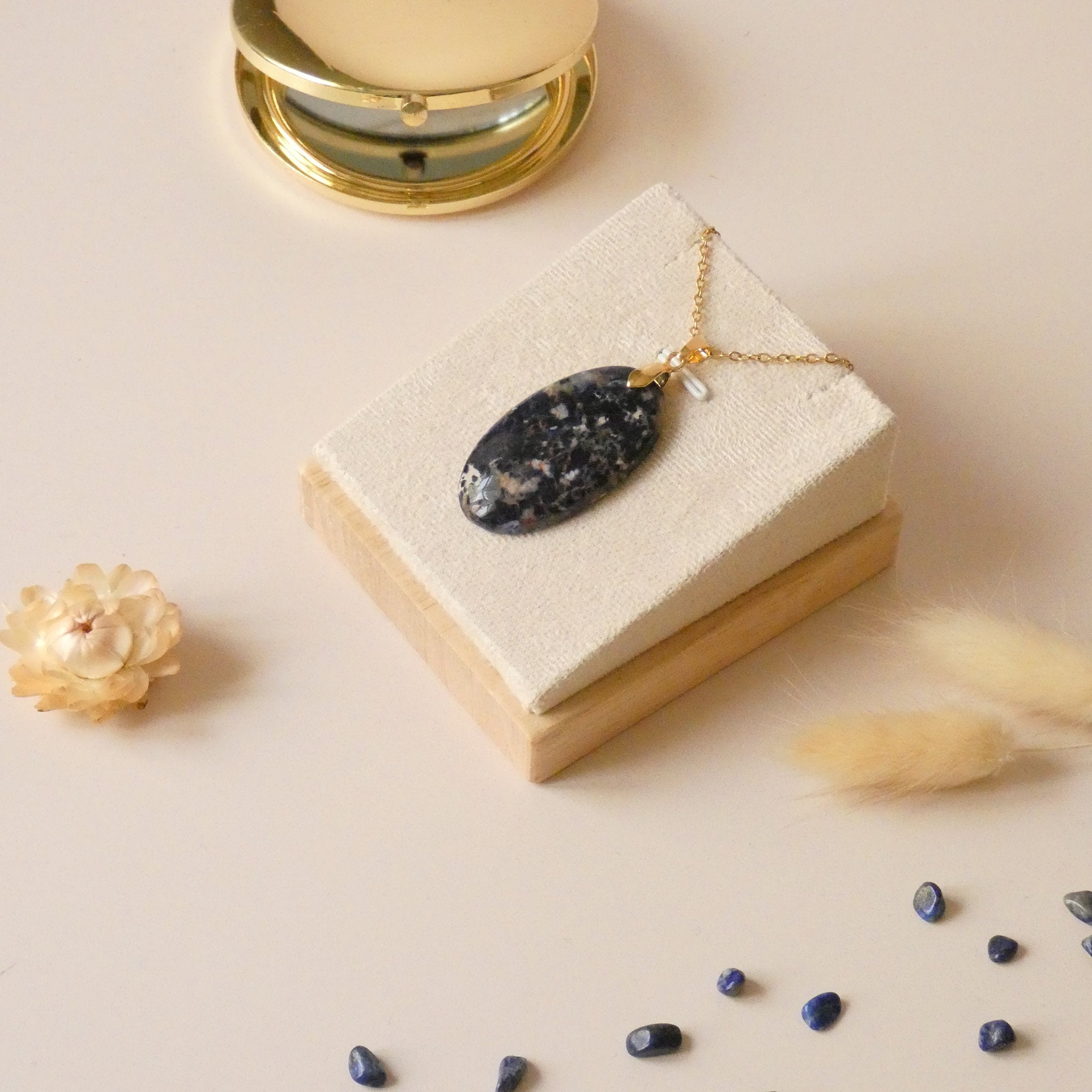 Pendentif sodalite 3,9 cm bélière dorée