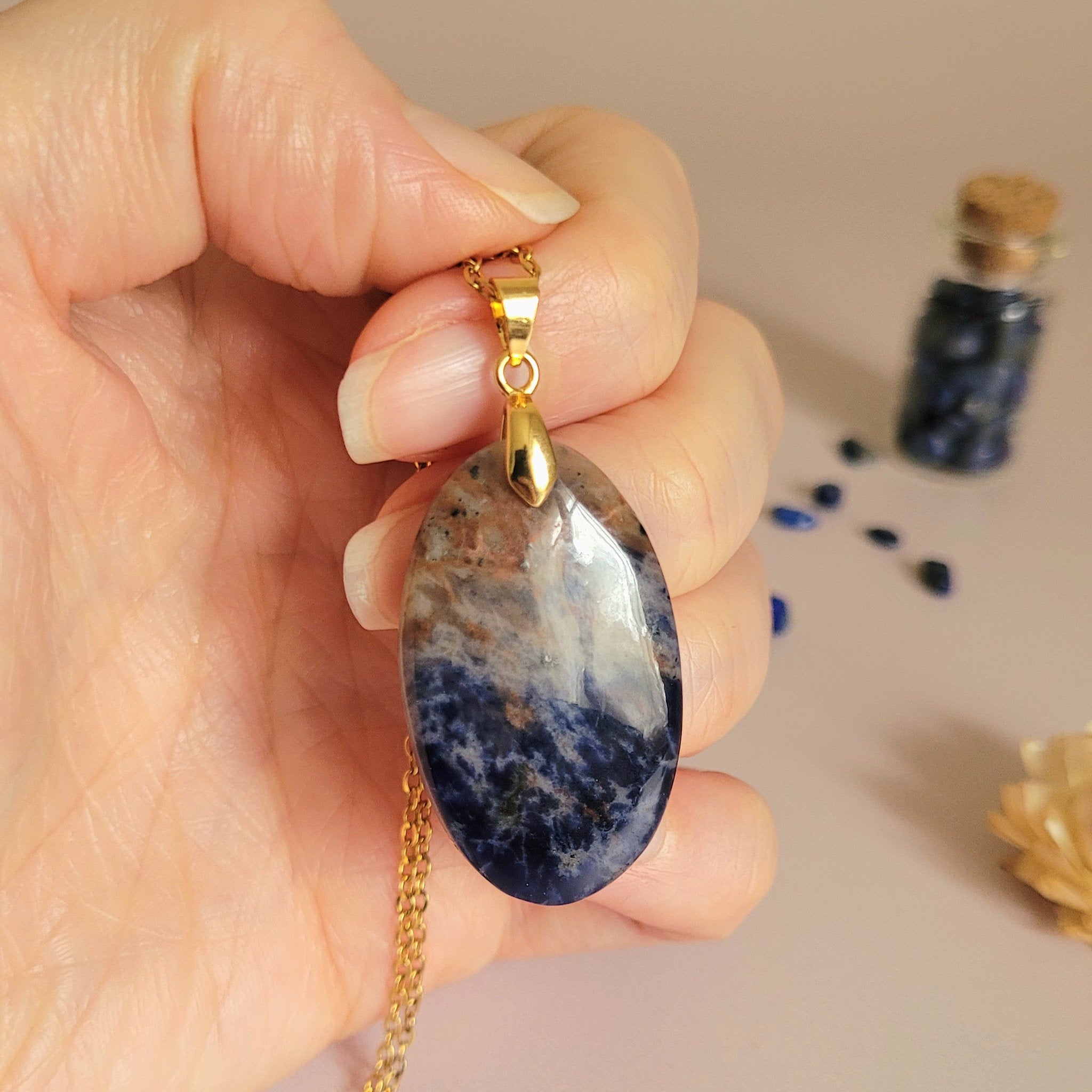 Pendentif sodalite 3,7 cm bélière dorée