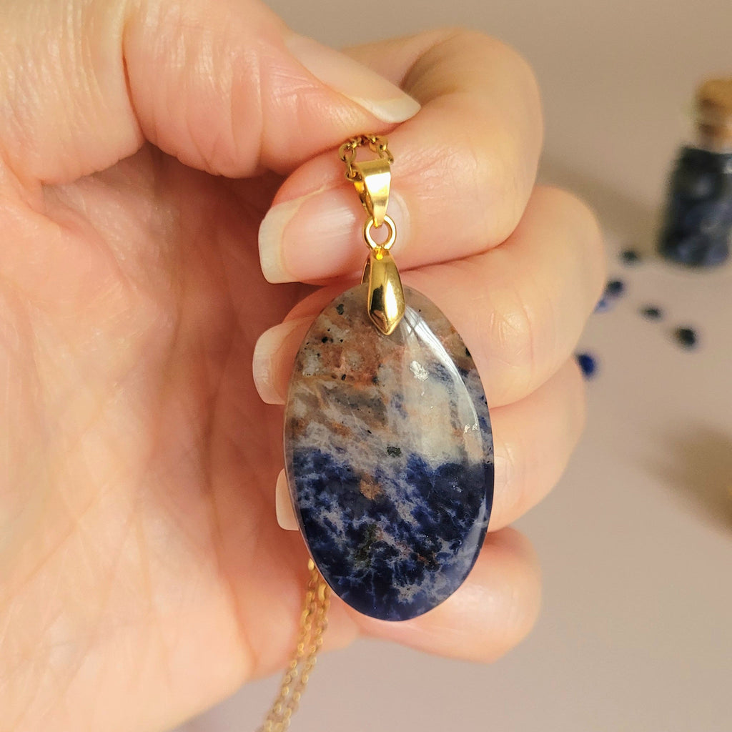 Pendentif sodalite 3,7 cm bélière dorée