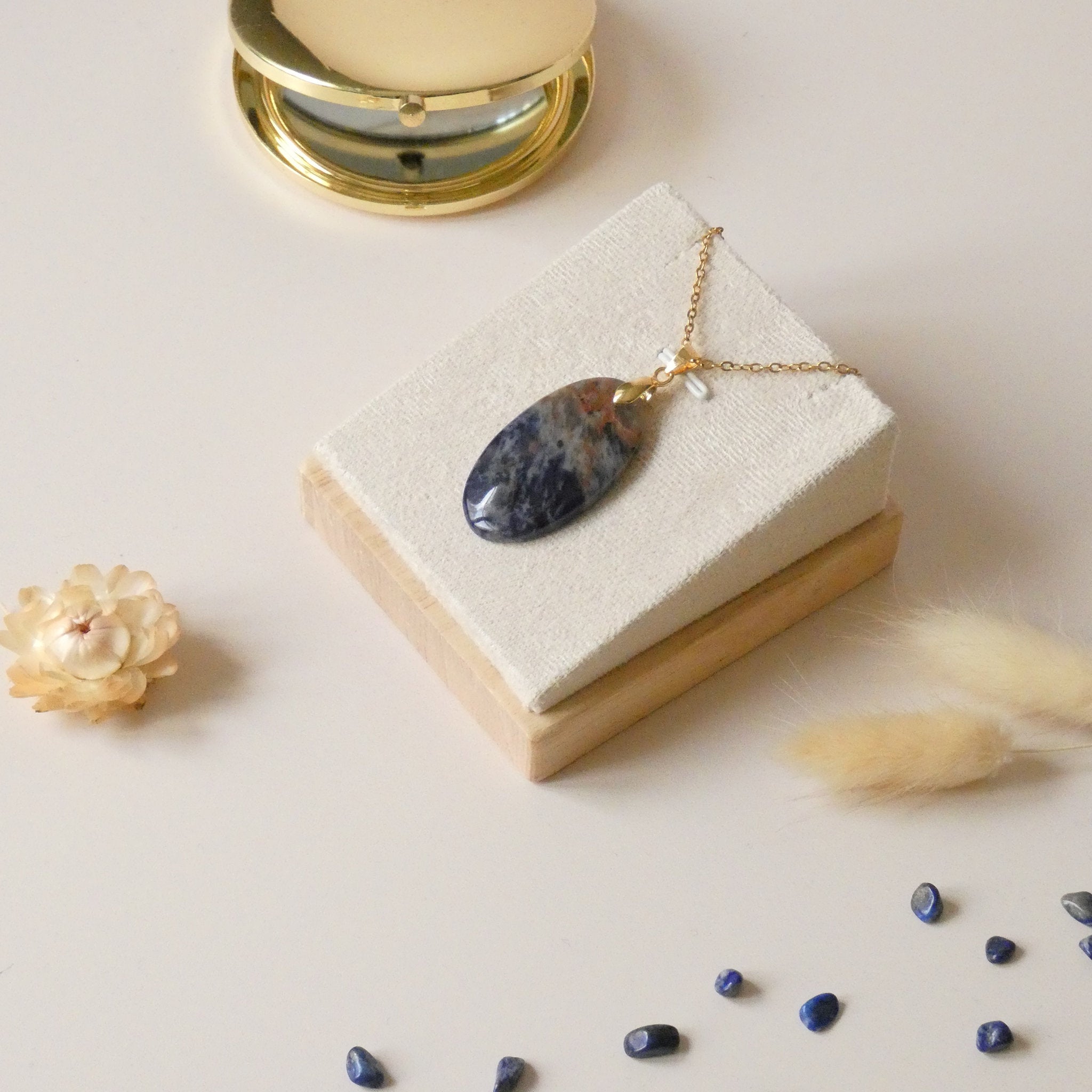 Pendentif sodalite 3,7 cm bélière dorée
