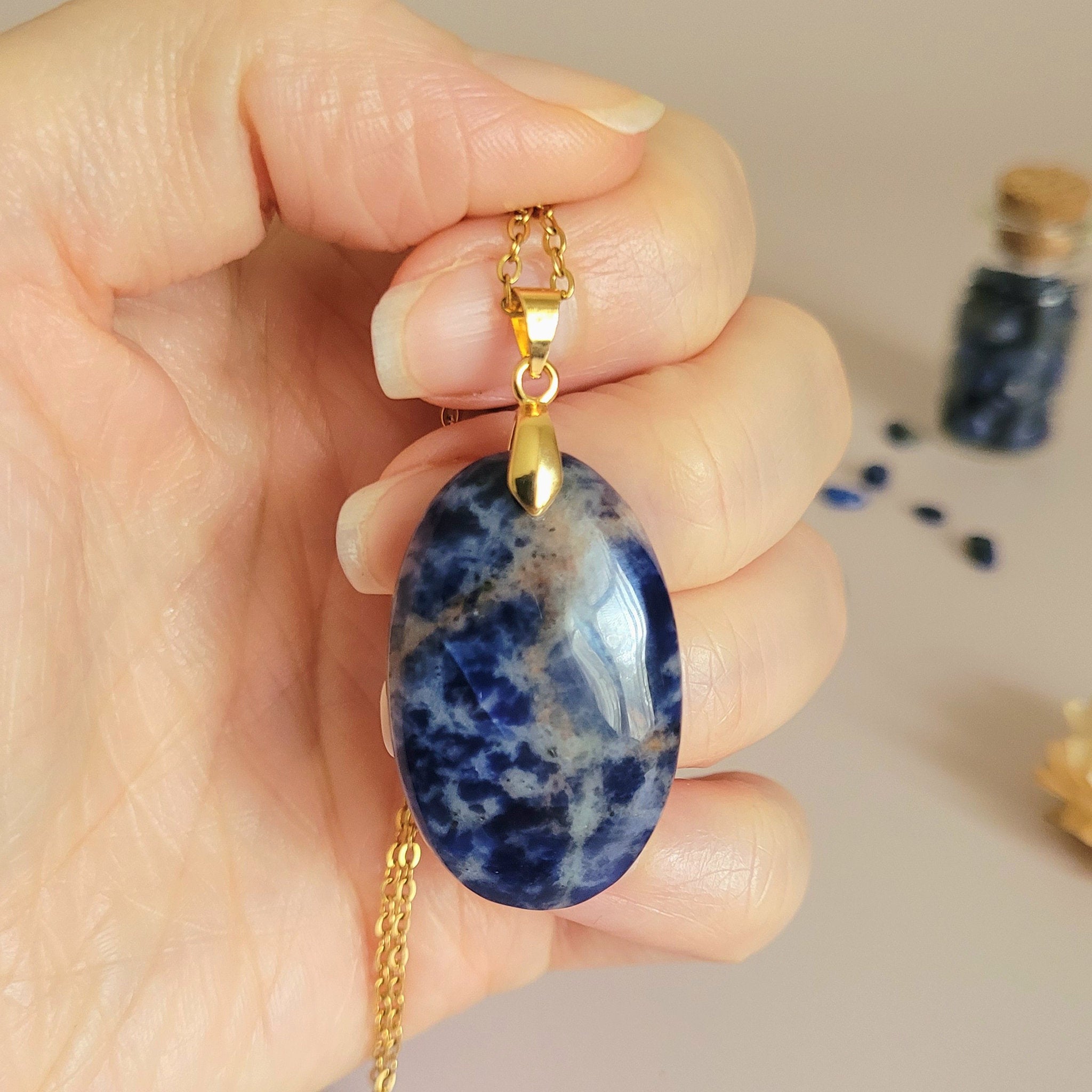 Pendentif sodalite 3,4 cm bélière dorée
