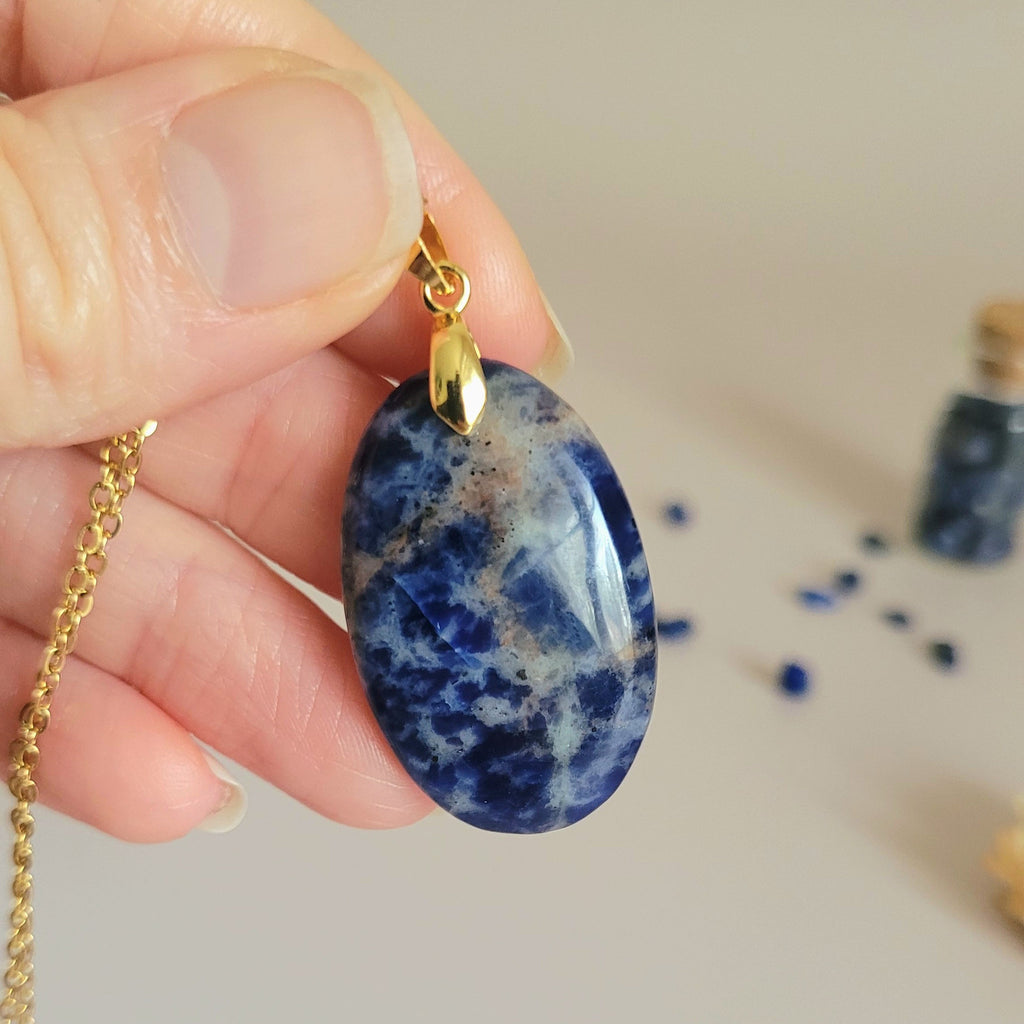 Pendentif sodalite 3,4 cm bélière dorée