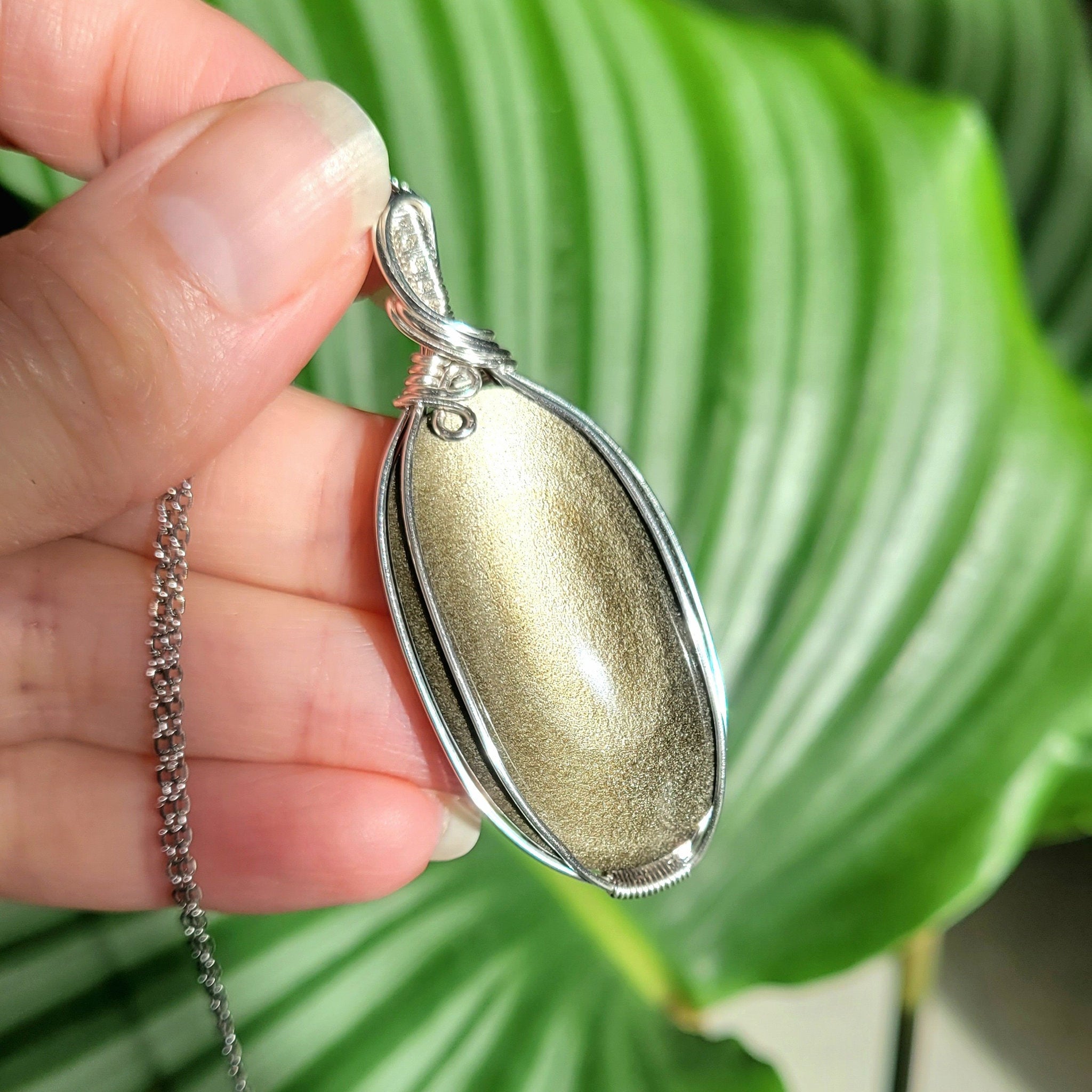Pendentif wire wrapping en obsidienne dorée – 5,7 cm
