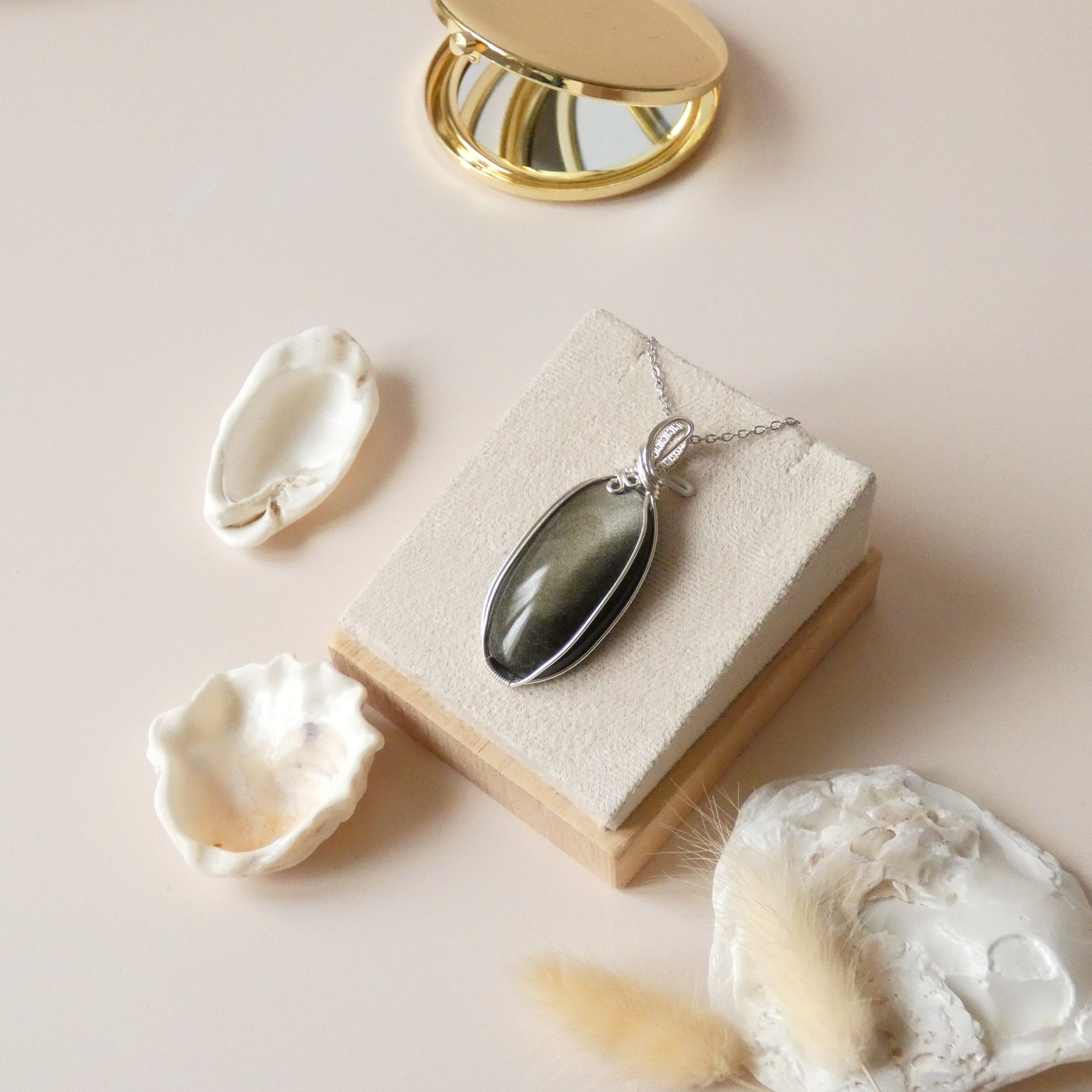 Pendentif wire wrapping en obsidienne dorée – 5,7 cm