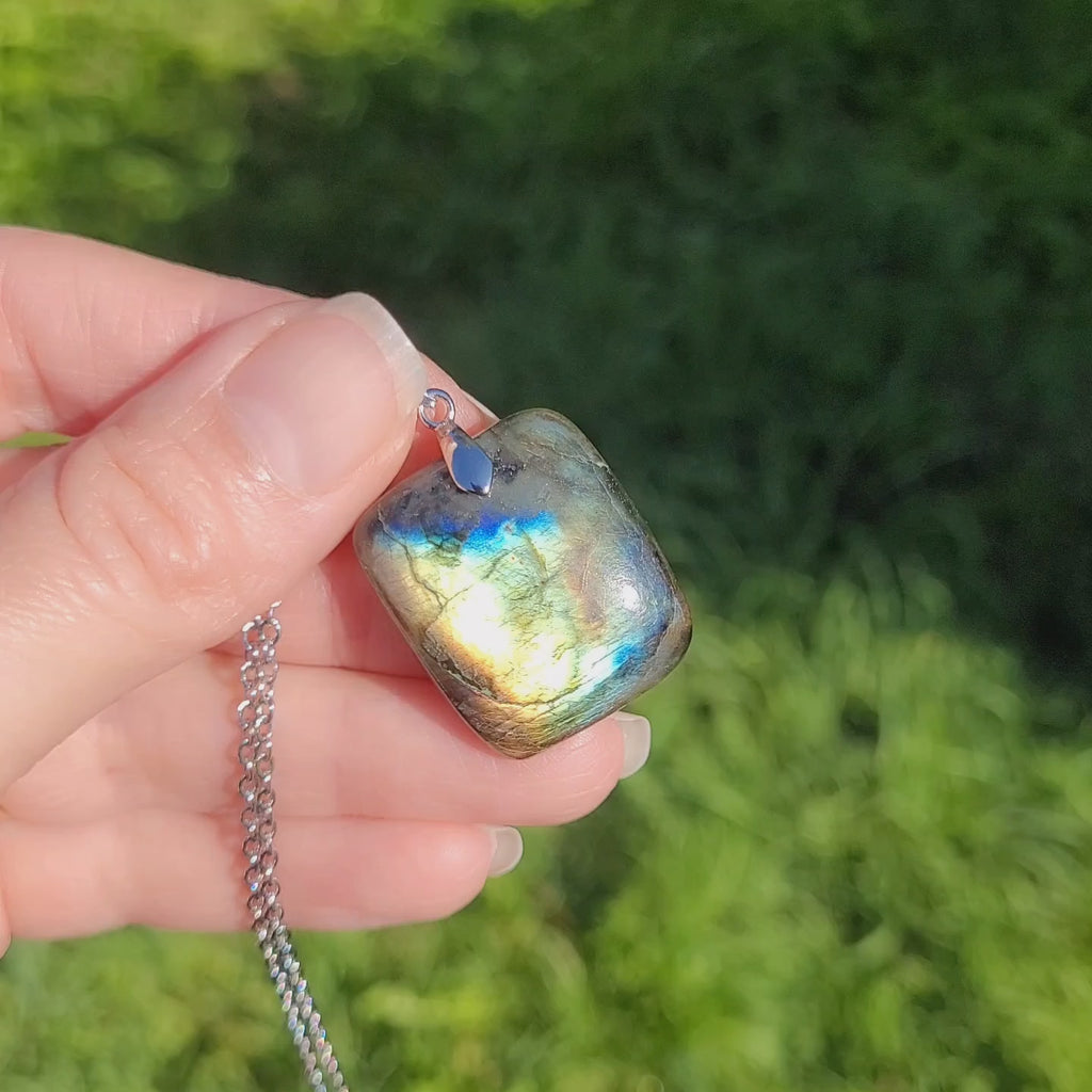 Pendentif en labradorite bélière argentée – 2,7 cm