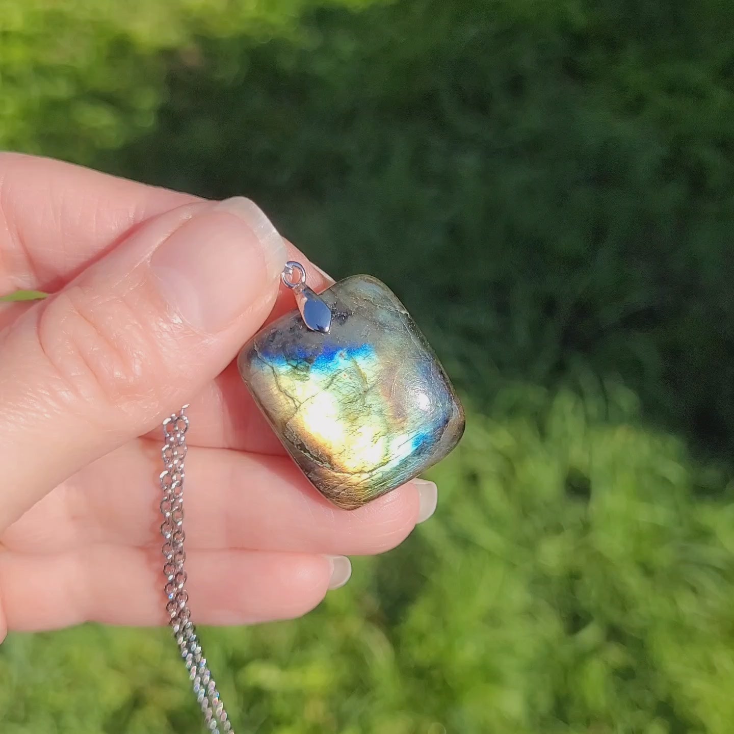 Pendentif en labradorite bélière argentée – 2,7 cm