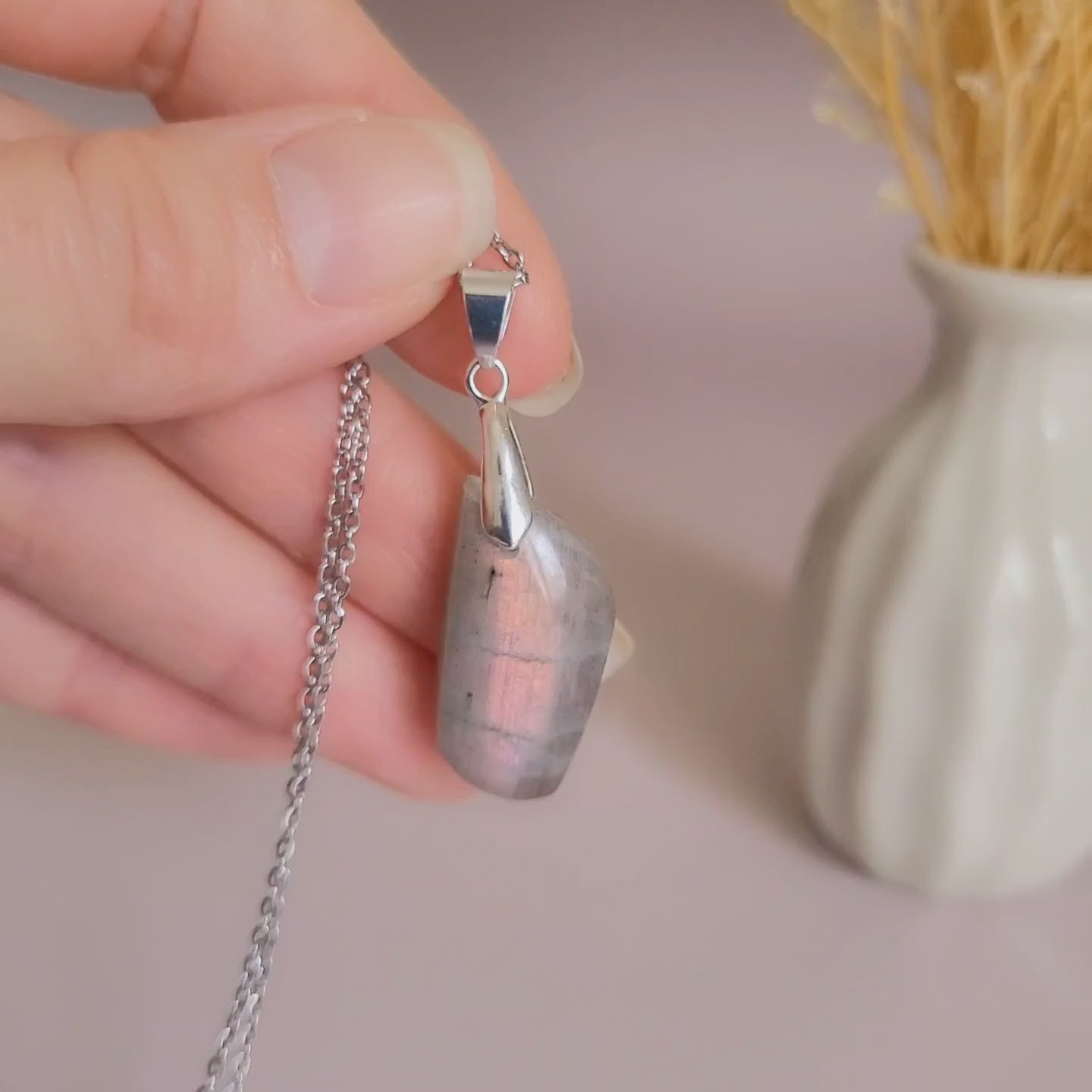 Pendentif en labradorite 2,8 cm bélière argentée