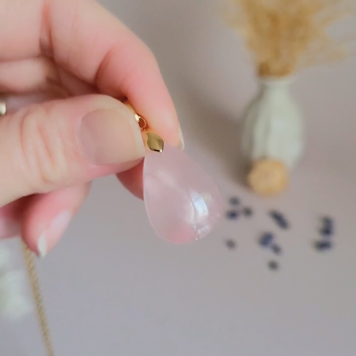 Pendentif en quartz rose 2,5 cm – Bélière dorée