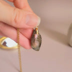 Pendentif en labradorite violette et orange 3 cm bélière dorée