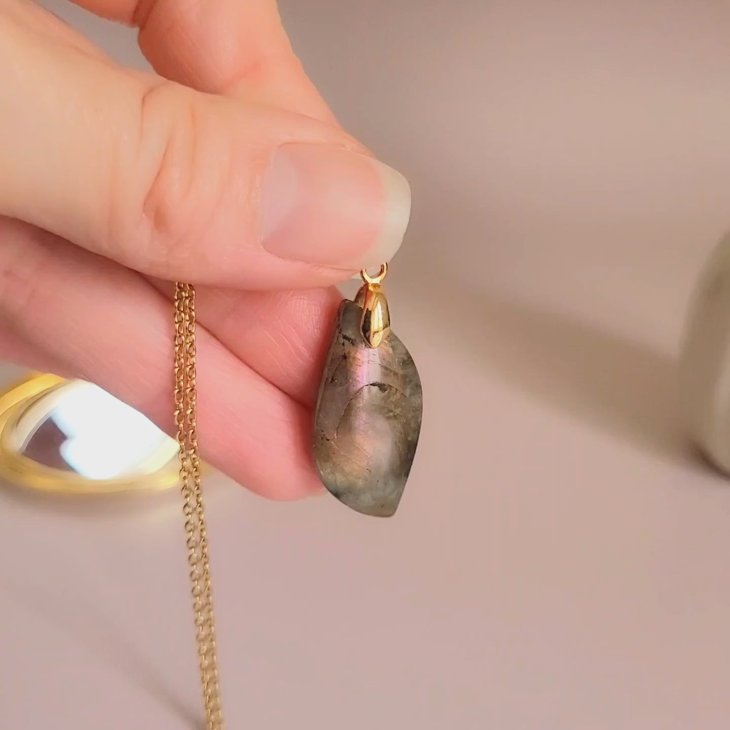 Pendentif en labradorite violette et orange 3 cm bélière dorée