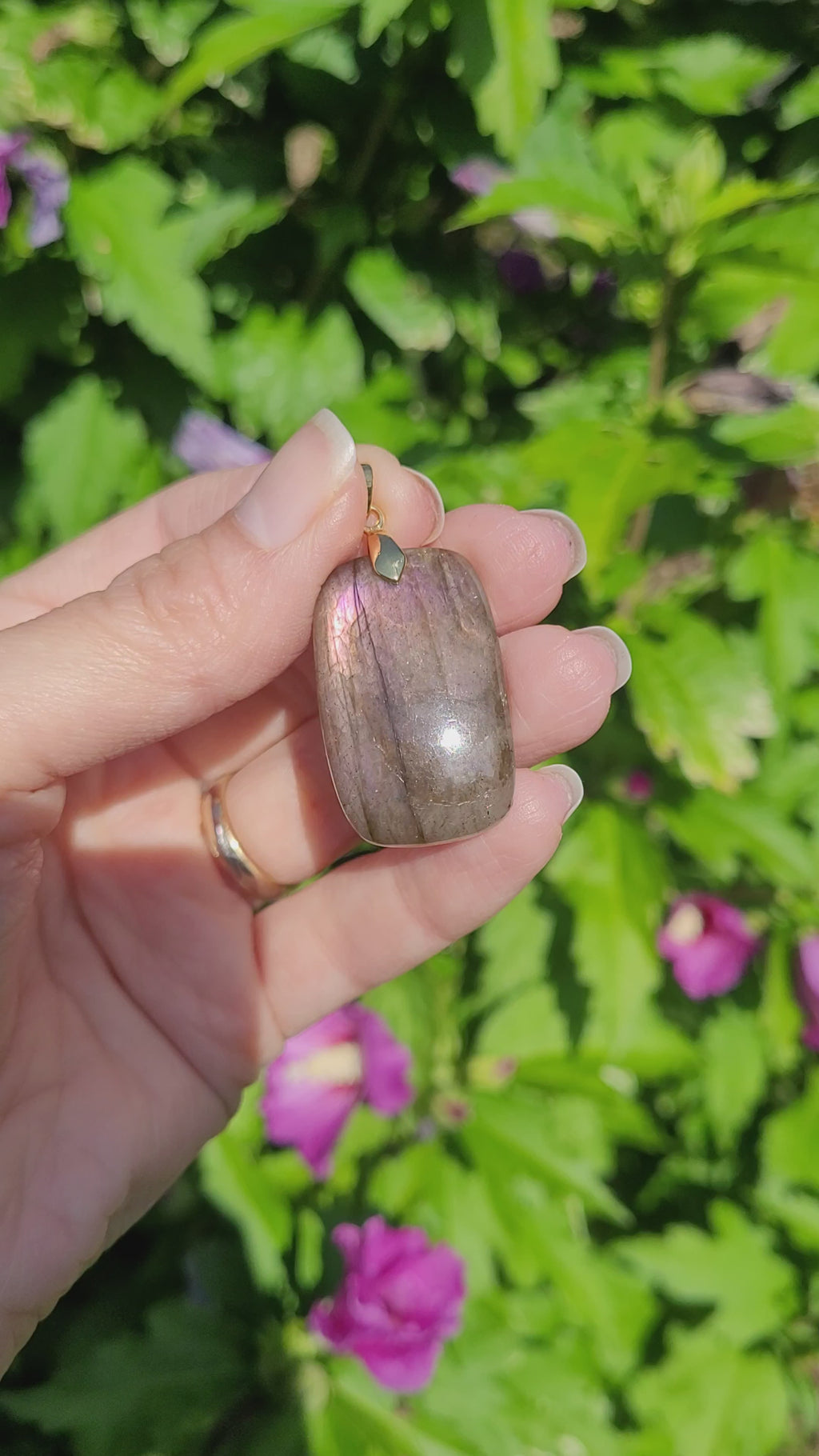 Pendentif en labradorite bélière dorée – 3,3 cm