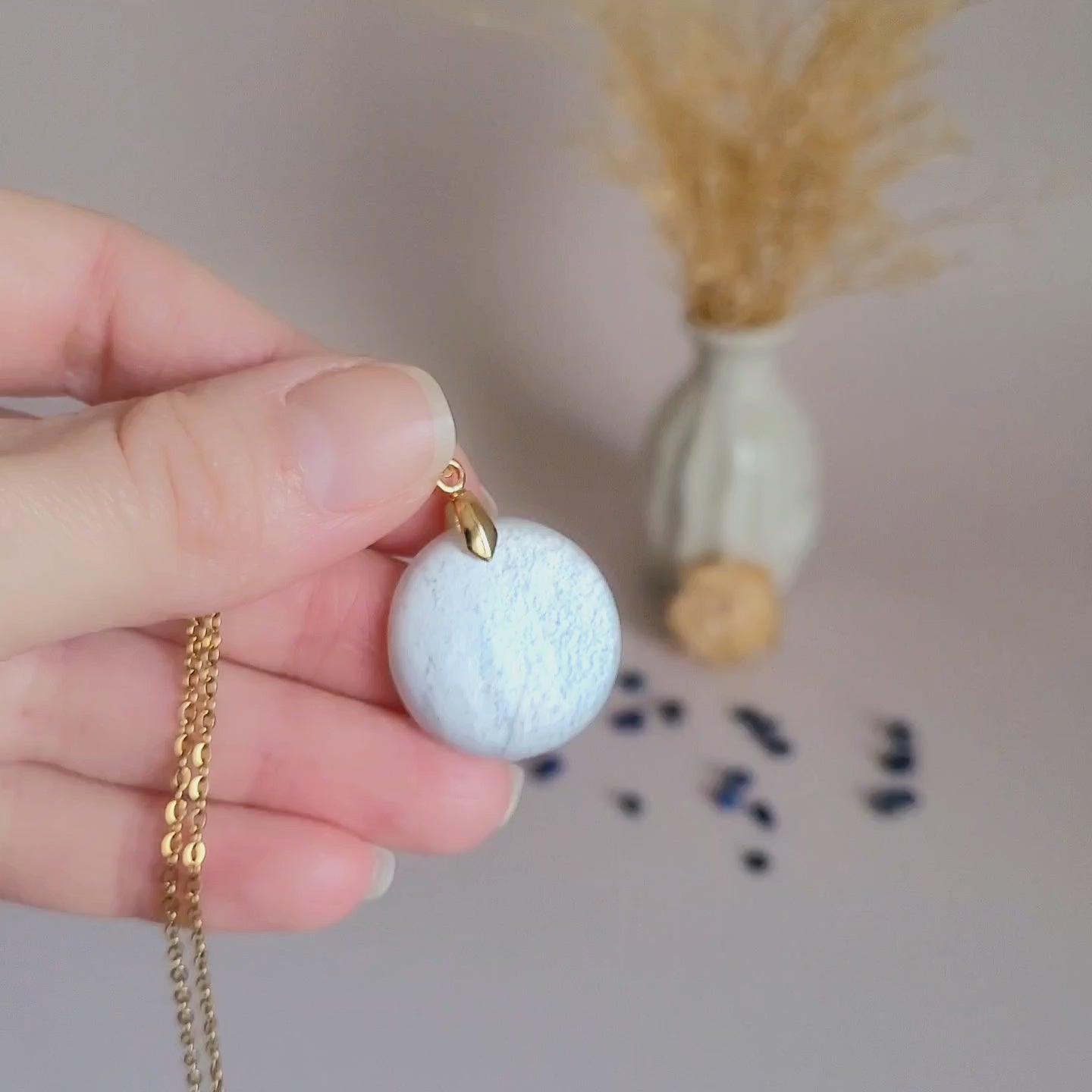 Pendentif en pierre de lune ronde 2,5 cm bélière dorée