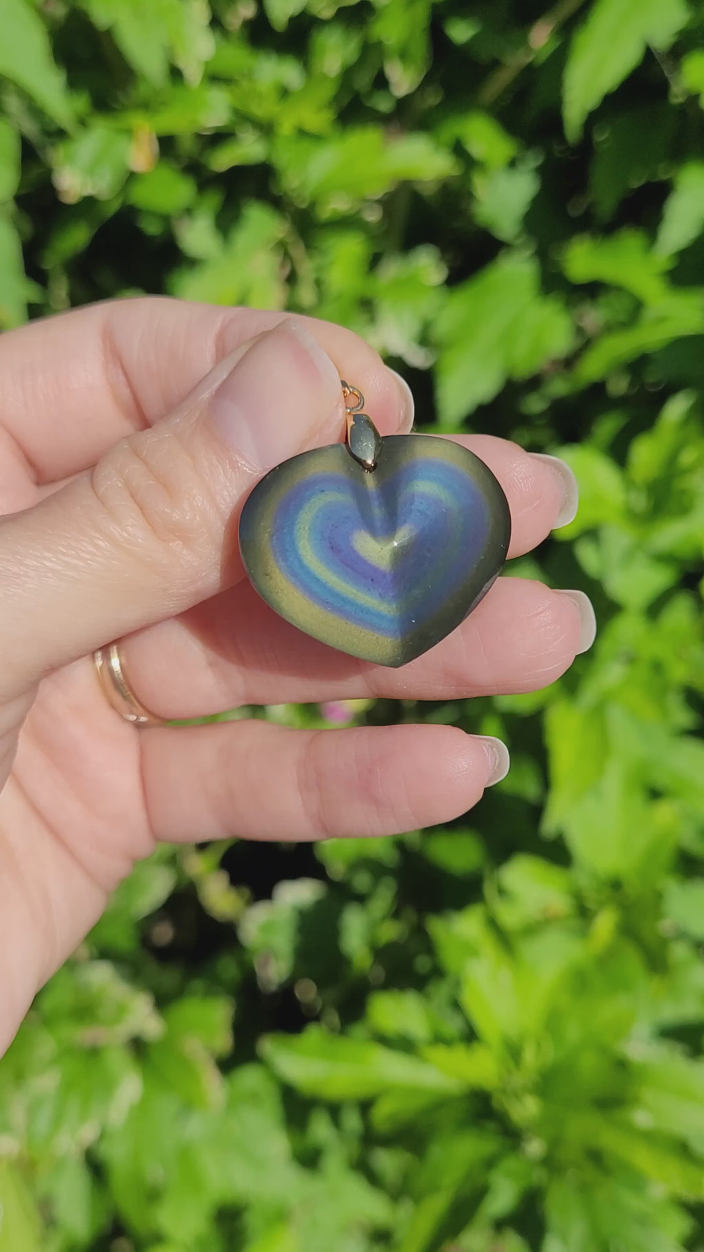 Pendentif coeur en obsidienne oeil céleste 2,6 cm bélière dorée