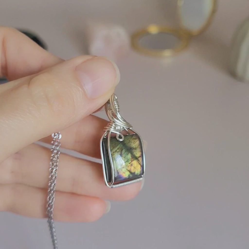 Pendentif en labradorite 3,4 cm bijou artisanal